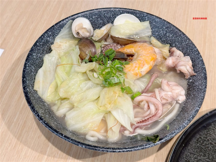 桃園中壢。貝蛤蛤海鮮餐酒館中央西店，主推各種海鮮、價格實惠，海鮮控的朋友真的不要錯過 @雯雯的玩樂地圖