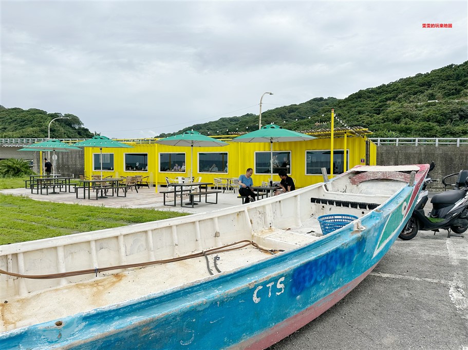 新北林口。芭NANA CAFE，西濱公路61快速道路上顯眼的黃色貨櫃屋，直面大海第一排，180度無死角的視野美不勝收 @雯雯的玩樂地圖