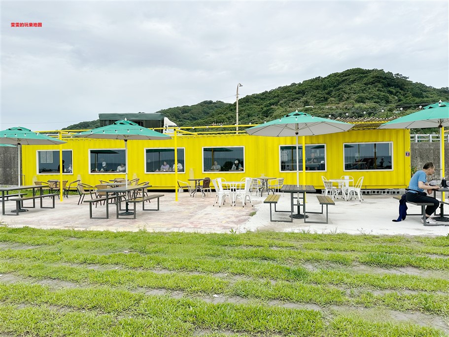 新北林口。芭NANA CAFE，西濱公路61快速道路上顯眼的黃色貨櫃屋，直面大海第一排，180度無死角的視野美不勝收 @雯雯的玩樂地圖