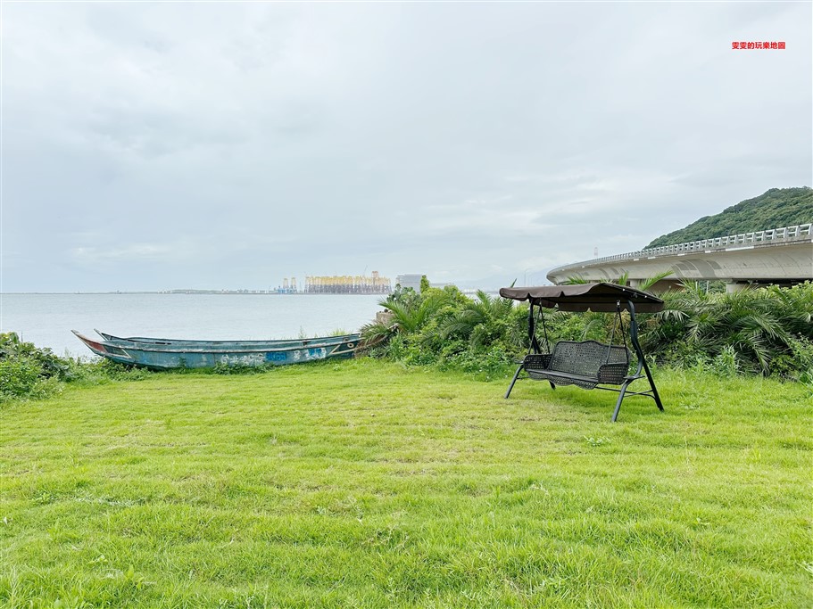 新北林口。芭NANA CAFE，西濱公路61快速道路上顯眼的黃色貨櫃屋，直面大海第一排，180度無死角的視野美不勝收 @雯雯的玩樂地圖