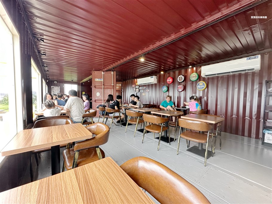 新北林口。芭NANA CAFE，西濱公路61快速道路上顯眼的黃色貨櫃屋，直面大海第一排，180度無死角的視野美不勝收 @雯雯的玩樂地圖