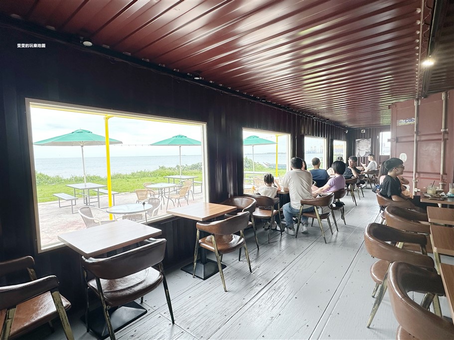 新北林口。芭NANA CAFE，西濱公路61快速道路上顯眼的黃色貨櫃屋，直面大海第一排，180度無死角的視野美不勝收 @雯雯的玩樂地圖