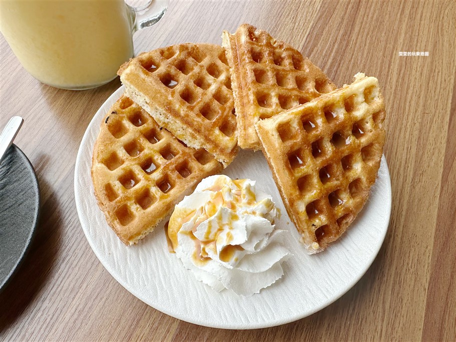 新北林口。芭NANA CAFE，西濱公路61快速道路上顯眼的黃色貨櫃屋，直面大海第一排，180度無死角的視野美不勝收 @雯雯的玩樂地圖