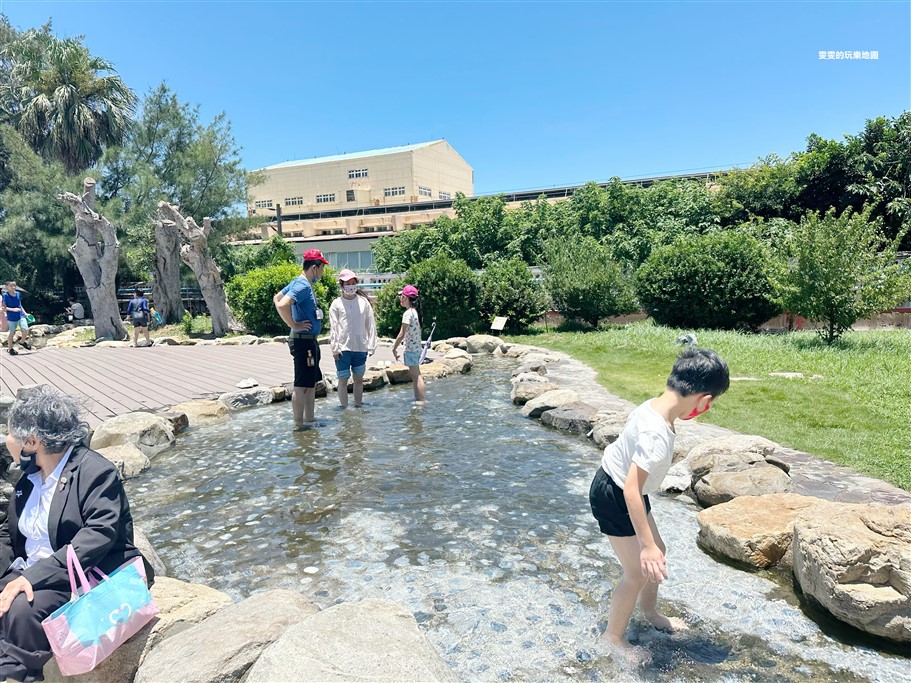 苗栗通霄。臺鹽通霄觀光園區 (臺鹽通霄精鹽廠)，免門票景點，飄浮巨大寶特瓶超吸睛 @雯雯的玩樂地圖