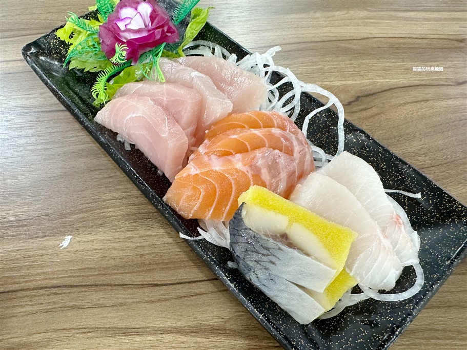 新北萬里。阿嬌萬里蟹，號稱萬里最強的海產餐廳，用餐人潮無時無刻都是滿滿的 @雯雯的玩樂地圖