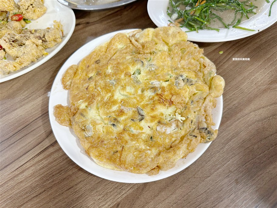 新北萬里。阿嬌萬里蟹，號稱萬里最強的海產餐廳，用餐人潮無時無刻都是滿滿的 @雯雯的玩樂地圖