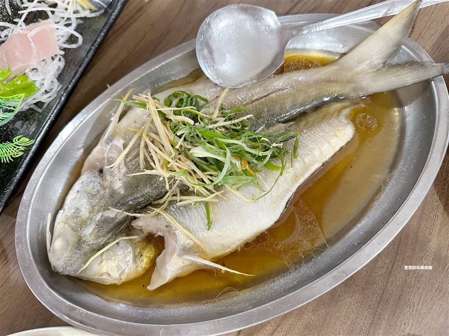 新北萬里。阿嬌萬里蟹，號稱萬里最強的海產餐廳，用餐人潮無時無刻都是滿滿的 @雯雯的玩樂地圖
