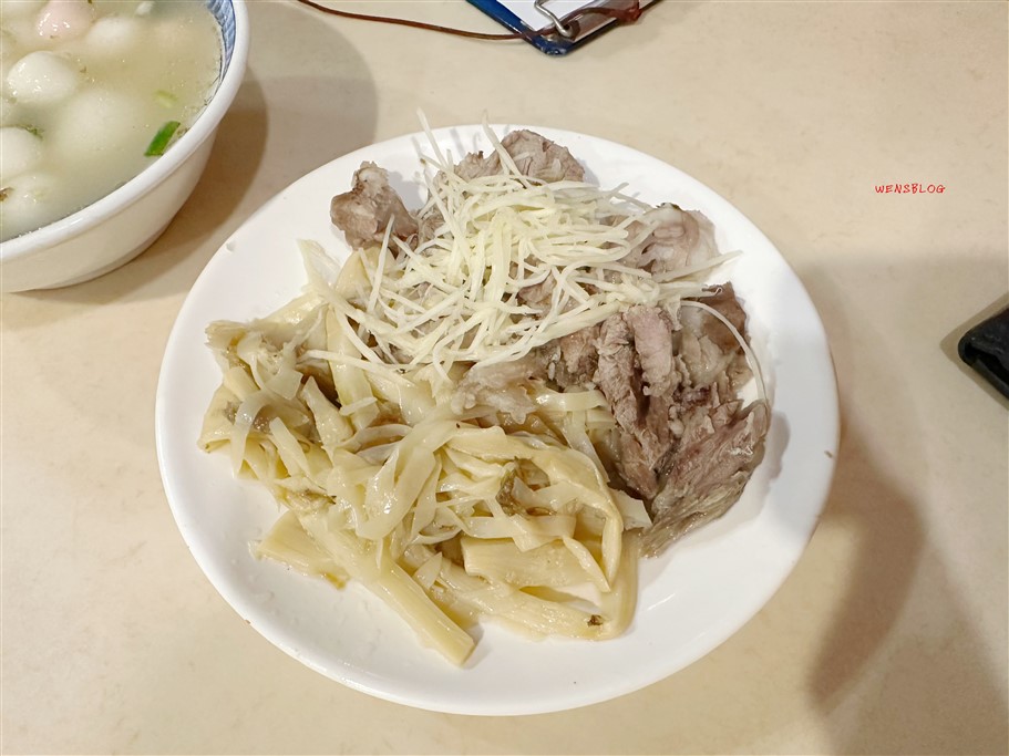 桃園中壢。古早味新街龍湯圓，藏身在新街廟前廣場內的老店，飽滿大顆餡料多 @雯雯的玩樂地圖