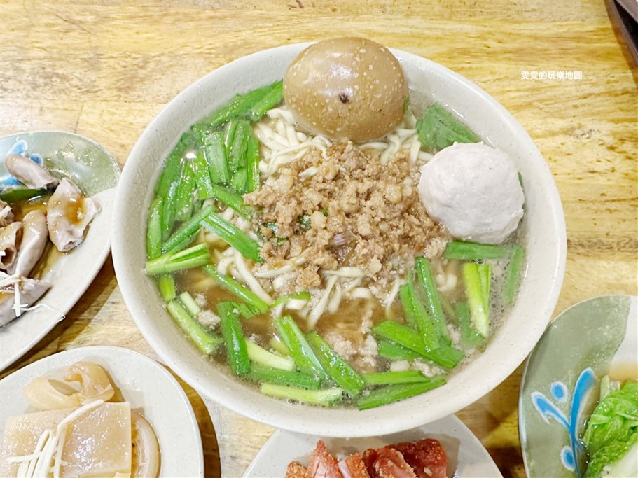 桃園中壢。邱記擔仔麵,深夜食堂,大份量麵食加多樣化小菜可選擇 @雯雯的玩樂地圖