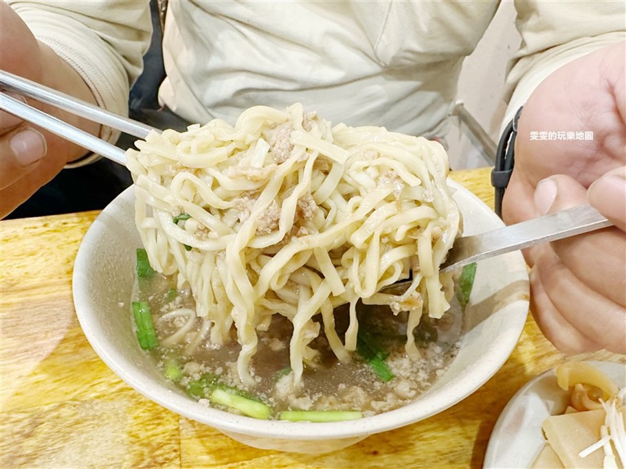 桃園中壢。邱記擔仔麵,深夜食堂,大份量麵食加多樣化小菜可選擇 @雯雯的玩樂地圖