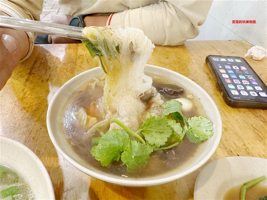 桃園中壢。邱記擔仔麵,深夜食堂,大份量麵食加多樣化小菜可選擇 @雯雯的玩樂地圖