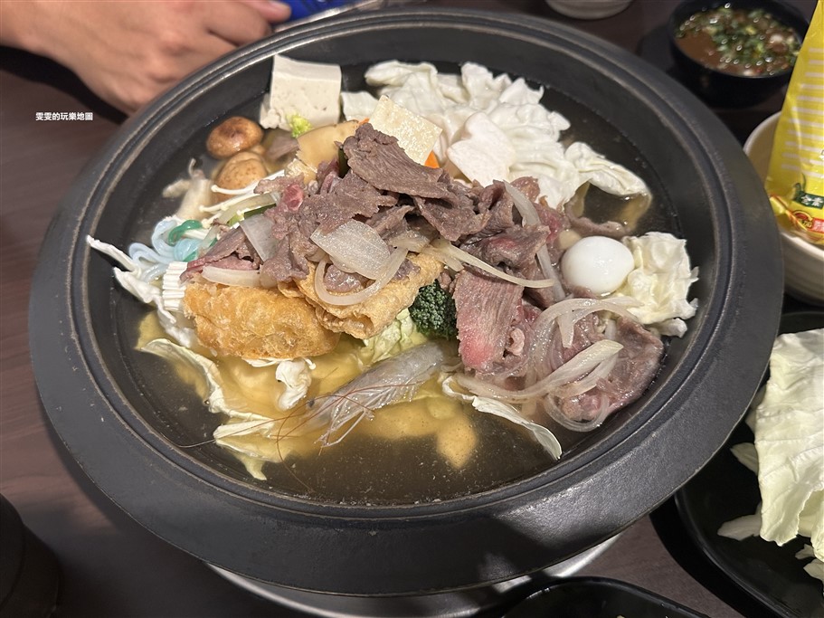 桃園中壢。嘉義老牌石頭火鍋中壢店(原內壢店),無添加味精的甘甜湯頭伴隨著肉末香氣 @雯雯的玩樂地圖