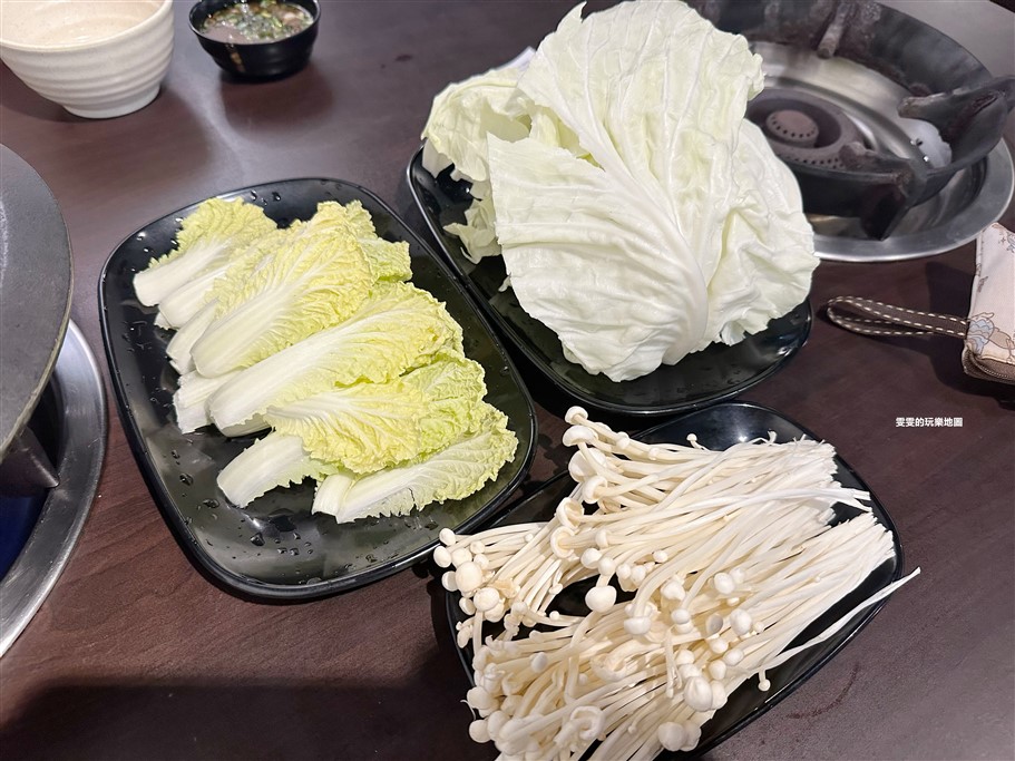 桃園中壢。嘉義老牌石頭火鍋中壢店(原內壢店),無添加味精的甘甜湯頭伴隨著肉末香氣 @雯雯的玩樂地圖