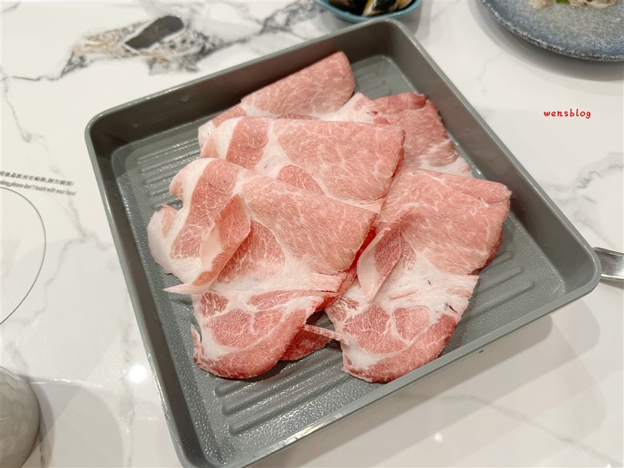 桃園。金大鋤mini鍋物吃到飽藝文店，主打火鍋吃到飽與套餐式雙模式，全時段不分平假日，吃到飽只要$548元 @雯雯的玩樂地圖