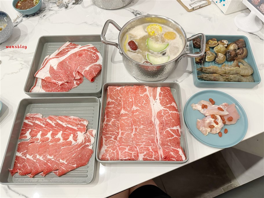 桃園。金大鋤mini鍋物吃到飽藝文店，主打火鍋吃到飽與套餐式雙模式，全時段不分平假日，吃到飽只要$548元 @雯雯的玩樂地圖