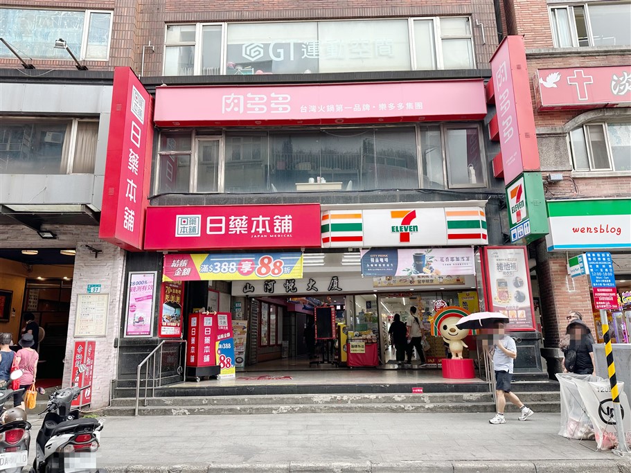 新北淡水。肉多多火鍋淡水中正店，吃火鍋就能坐擁淡水河美景，自助吧268元起，套餐349元起，即享豐富的自助吧吃到飽 @雯雯的玩樂地圖
