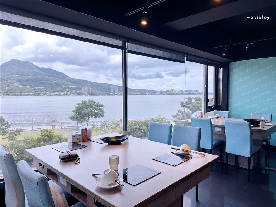 新北淡水。肉多多火鍋淡水中正店，吃火鍋就能坐擁淡水河美景，自助吧268元起，套餐349元起，即享豐富的自助吧吃到飽 @雯雯的玩樂地圖