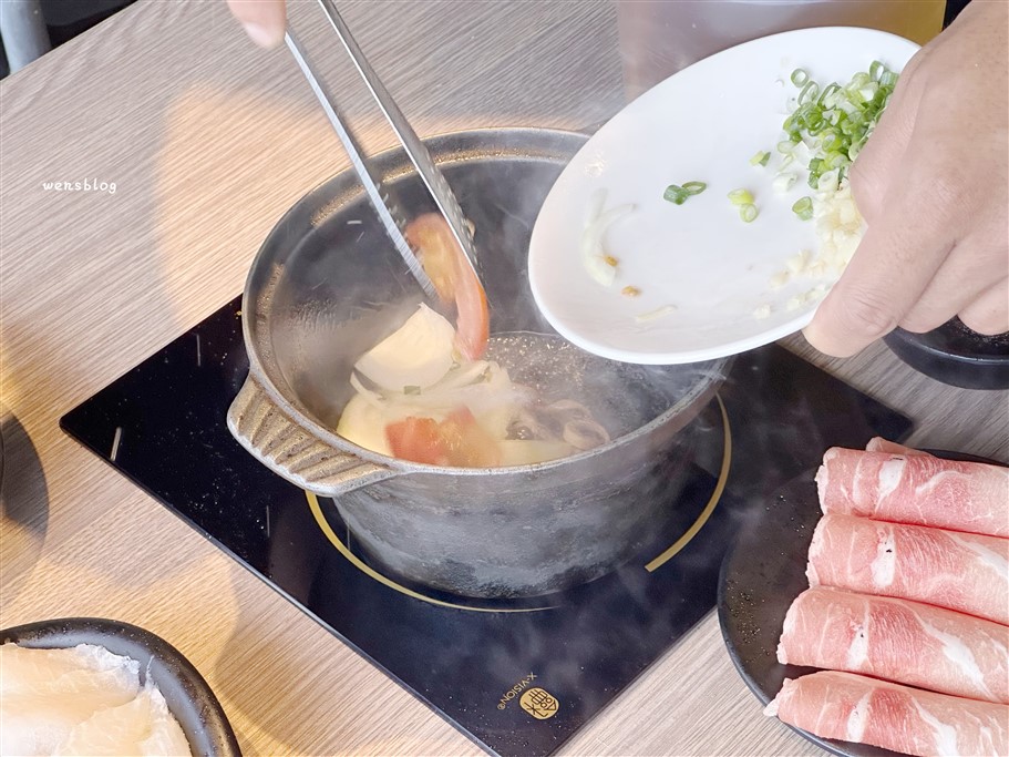 新北淡水。肉多多火鍋淡水中正店，吃火鍋就能坐擁淡水河美景，自助吧268元起，套餐349元起，即享豐富的自助吧吃到飽 @雯雯的玩樂地圖