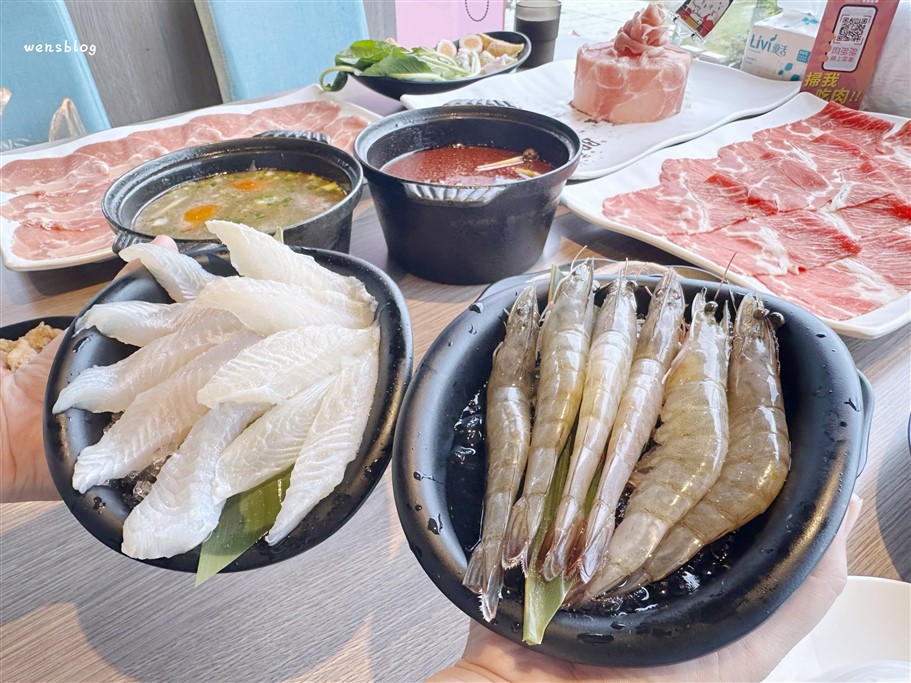新北淡水。肉多多火鍋淡水中正店，吃火鍋就能坐擁淡水河美景，自助吧268元起，套餐349元起，即享豐富的自助吧吃到飽 @雯雯的玩樂地圖