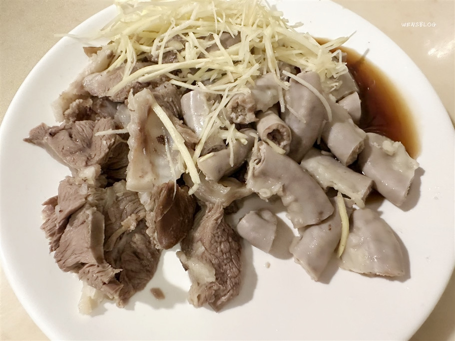 桃園中壢。古早味新街龍湯圓，藏身在新街廟前廣場內的老店，飽滿大顆餡料多 @雯雯的玩樂地圖