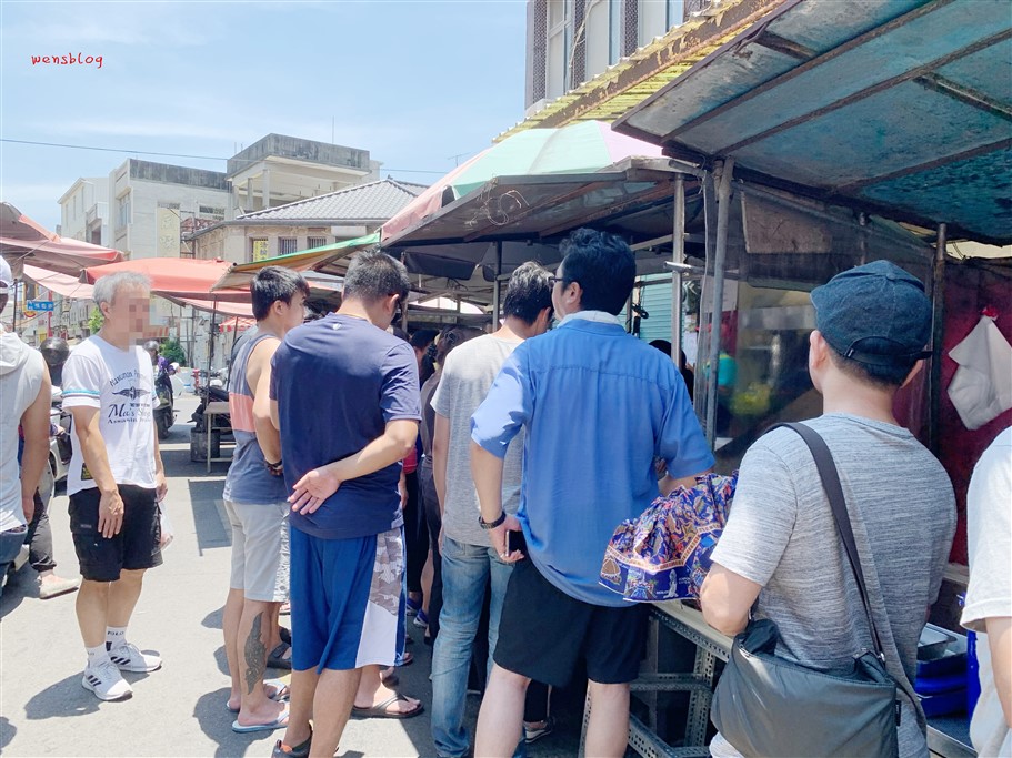 苗栗苑裡。苑裡菜市場炸雞（耕牛園），一出鍋就秒殺，要比賽拼手速才能吃到的炸雞 @雯雯的玩樂地圖
