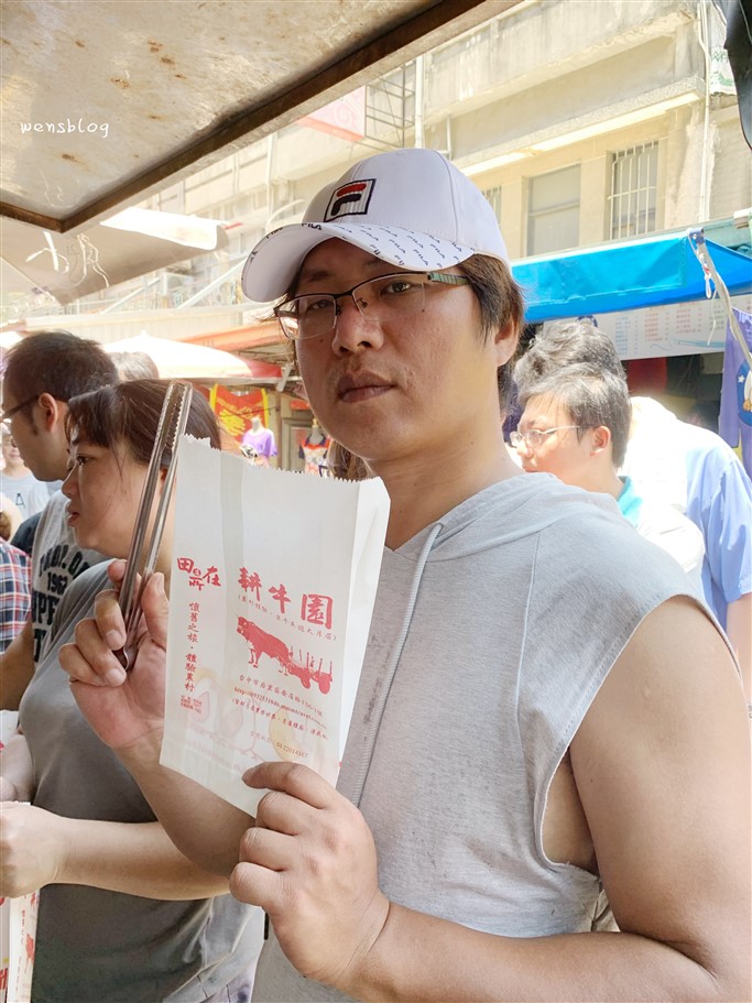 苗栗苑裡。苑裡菜市場炸雞（耕牛園），一出鍋就秒殺，要比賽拼手速才能吃到的炸雞 @雯雯的玩樂地圖