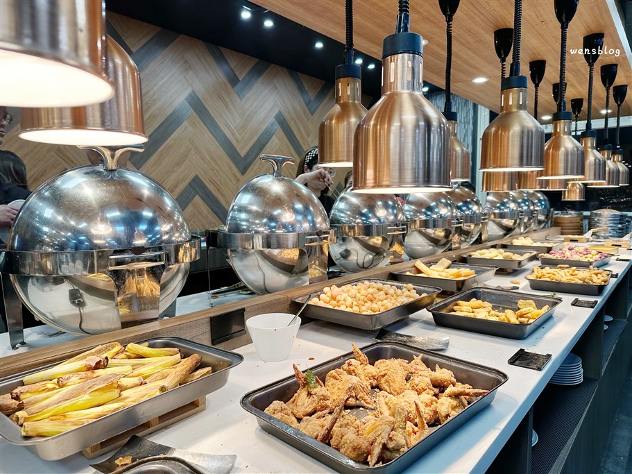 桃園。饗厚牛排桃園店，選擇豐富多元，多達50種以上的自助吧，不分平假日399元吃到飽 @雯雯的玩樂地圖