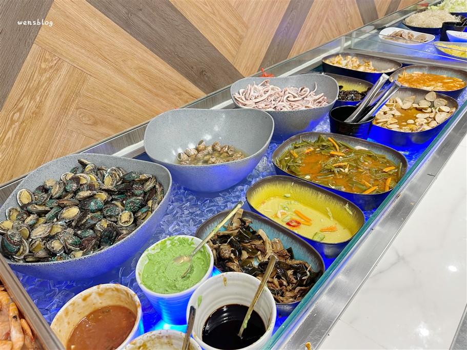 桃園。饗厚牛排桃園店，選擇豐富多元，多達50種以上的自助吧，不分平假日399元吃到飽 @雯雯的玩樂地圖
