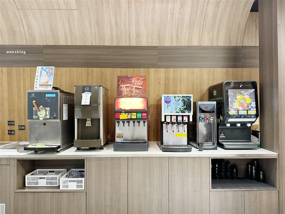 桃園。饗厚牛排桃園店，選擇豐富多元，多達50種以上的自助吧，不分平假日399元吃到飽 @雯雯的玩樂地圖