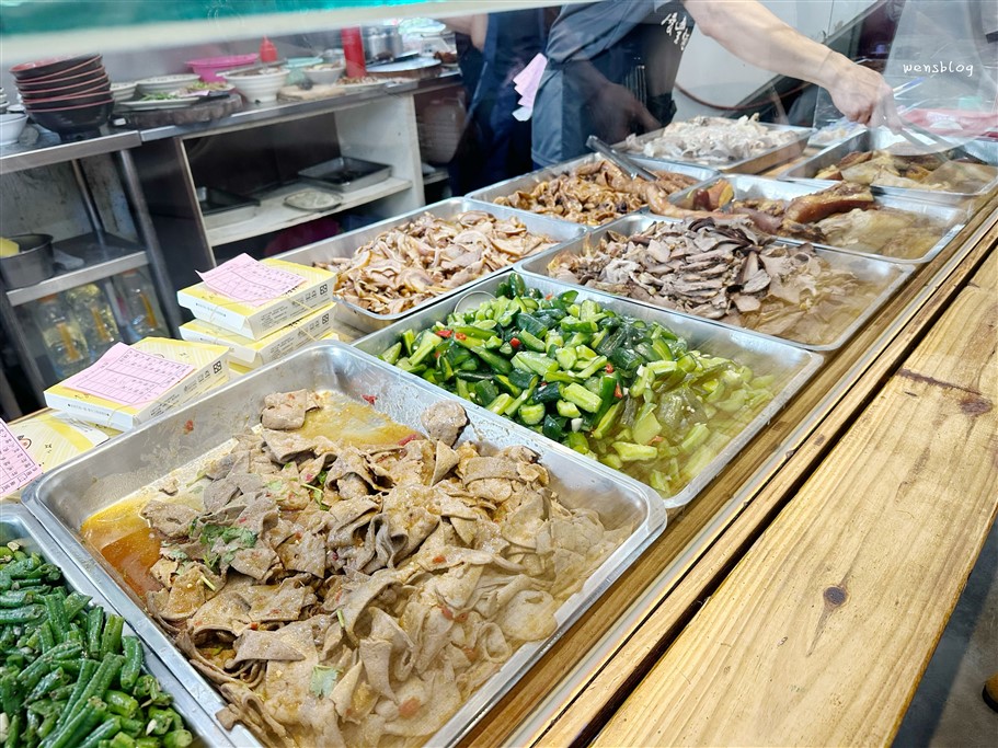 花蓮吉安。慶豐麵店，在地經營多年人潮不斷的麵店，小菜比麵食更讓人印象深刻 @雯雯的玩樂地圖