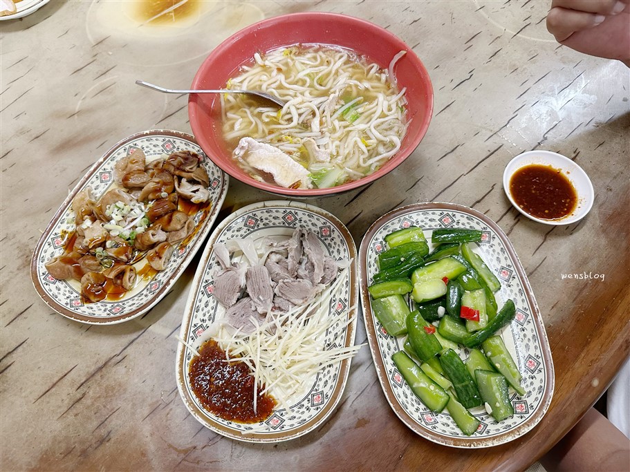 花蓮吉安。慶豐麵店，在地經營多年人潮不斷的麵店，小菜比麵食更讓人印象深刻 @雯雯的玩樂地圖