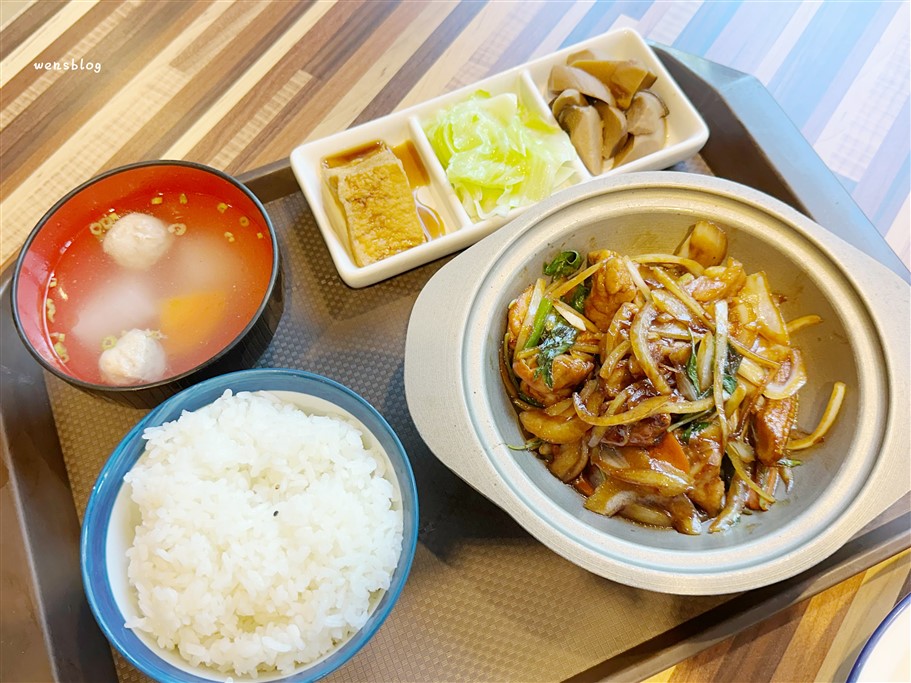 新竹。幸福客家麵食館，販售在地傳統的客家美食，菜色多元，還有提供仙草茶及客家甜湯免費喝 @雯雯的玩樂地圖