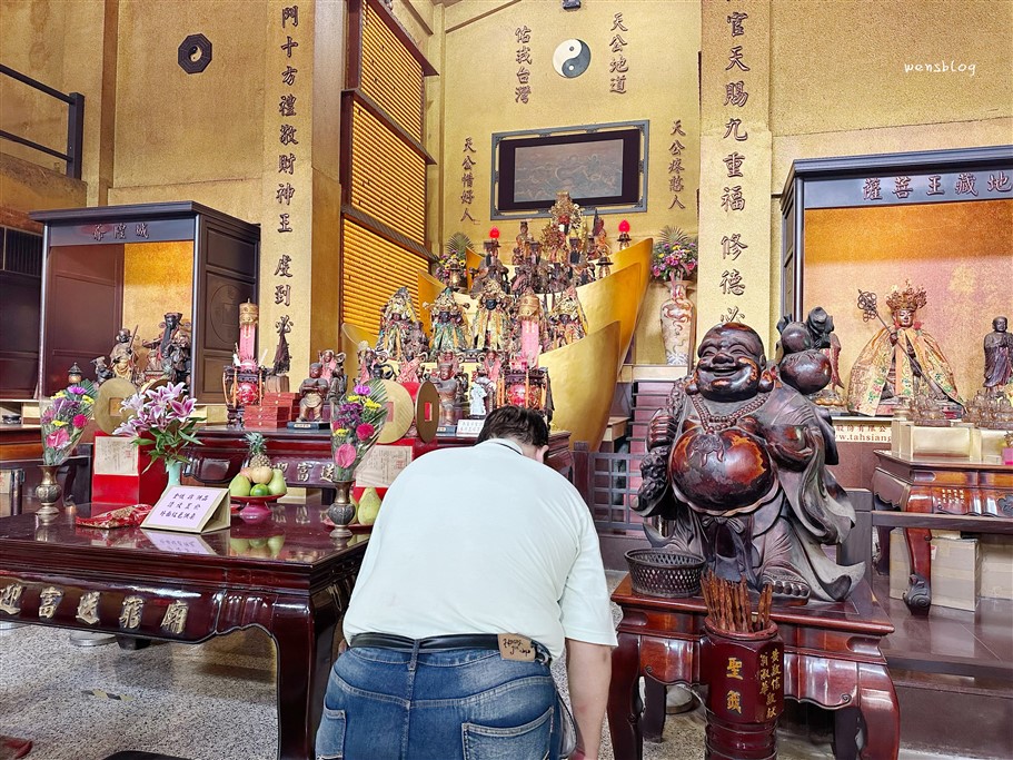 桃園大溪。桃園大溪迎富送窮廟，全台唯一元寶金殿、超巨筊杯大道，並能透過六色聖杯祈求發財 @雯雯的玩樂地圖