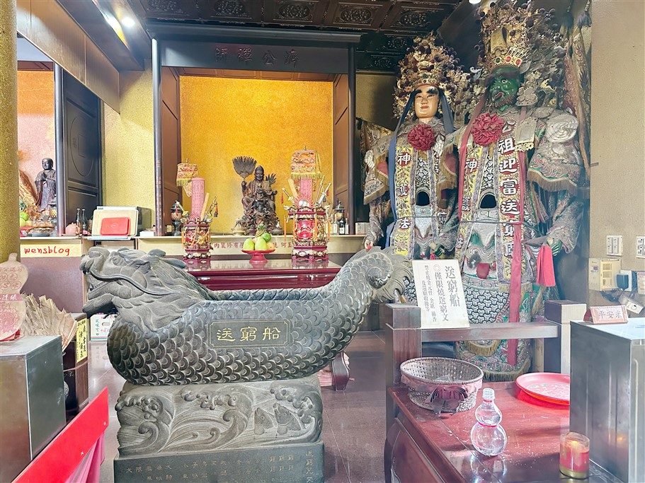 桃園大溪。桃園大溪迎富送窮廟，全台唯一元寶金殿、超巨筊杯大道，並能透過六色聖杯祈求發財 @雯雯的玩樂地圖