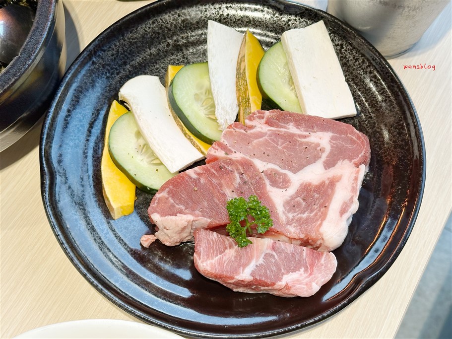 桃園。燒桶子韓食料理烤肉桃園統領店，主打韓式烤肉及豐富多樣的經典料理 @雯雯的玩樂地圖