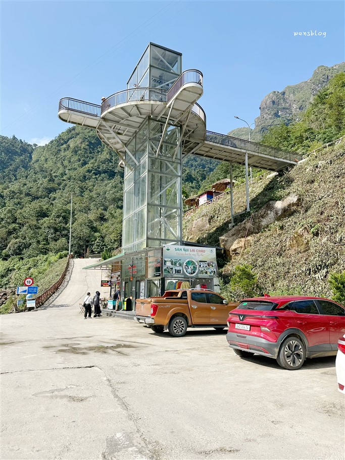 越南旅遊。北越景點龍雲玻璃天空步道，宛如漫步雲端，壯闊美景完全360度無死角的一覽無遺 @雯雯的玩樂地圖