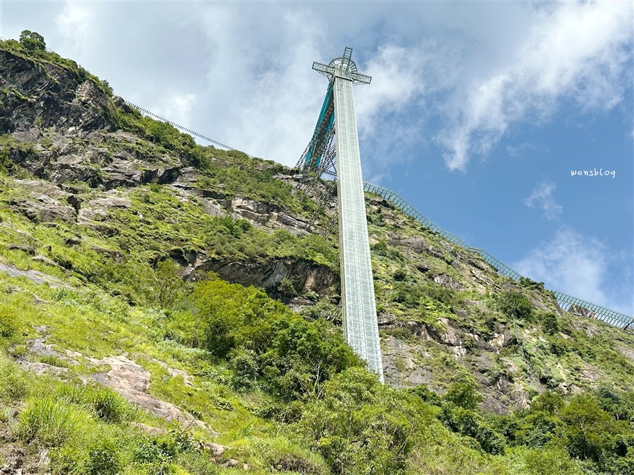 越南旅遊。北越景點龍雲玻璃天空步道，宛如漫步雲端，壯闊美景完全360度無死角的一覽無遺 @雯雯的玩樂地圖