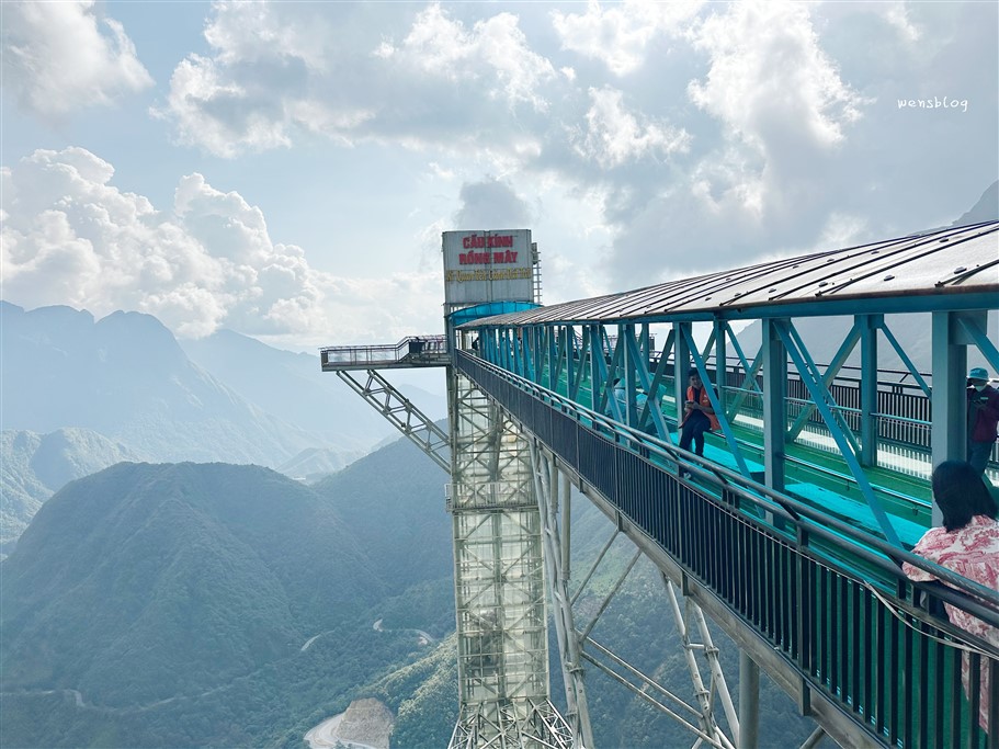 越南旅遊。北越景點龍雲玻璃天空步道，宛如漫步雲端，壯闊美景完全360度無死角的一覽無遺 @雯雯的玩樂地圖