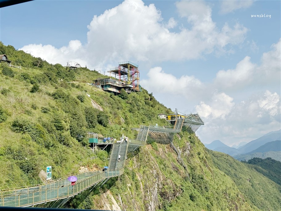越南旅遊。北越景點龍雲玻璃天空步道，宛如漫步雲端，壯闊美景完全360度無死角的一覽無遺 @雯雯的玩樂地圖