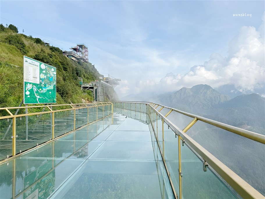 越南旅遊。北越景點龍雲玻璃天空步道，宛如漫步雲端，壯闊美景完全360度無死角的一覽無遺 @雯雯的玩樂地圖