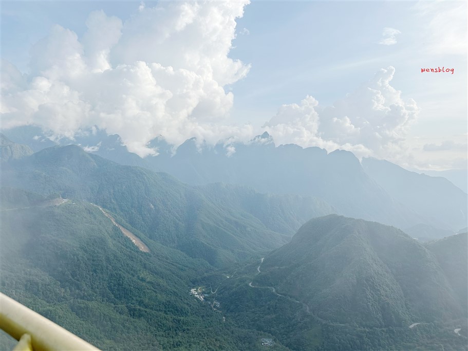 越南旅遊。北越景點龍雲玻璃天空步道，宛如漫步雲端，壯闊美景完全360度無死角的一覽無遺 @雯雯的玩樂地圖