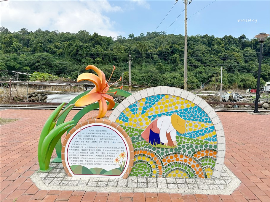 苗栗大湖。社寮角金針花廊道，綿延約800公尺長的金黃色花海悄悄盛開中 @雯雯的玩樂地圖