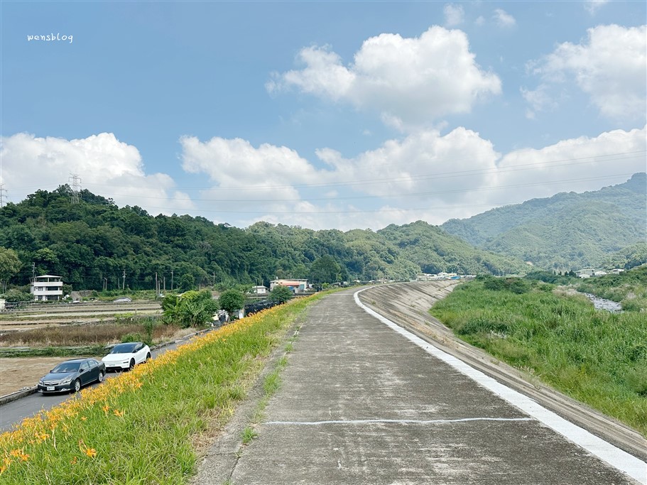 苗栗大湖。社寮角金針花廊道，綿延約800公尺長的金黃色花海悄悄盛開中 @雯雯的玩樂地圖