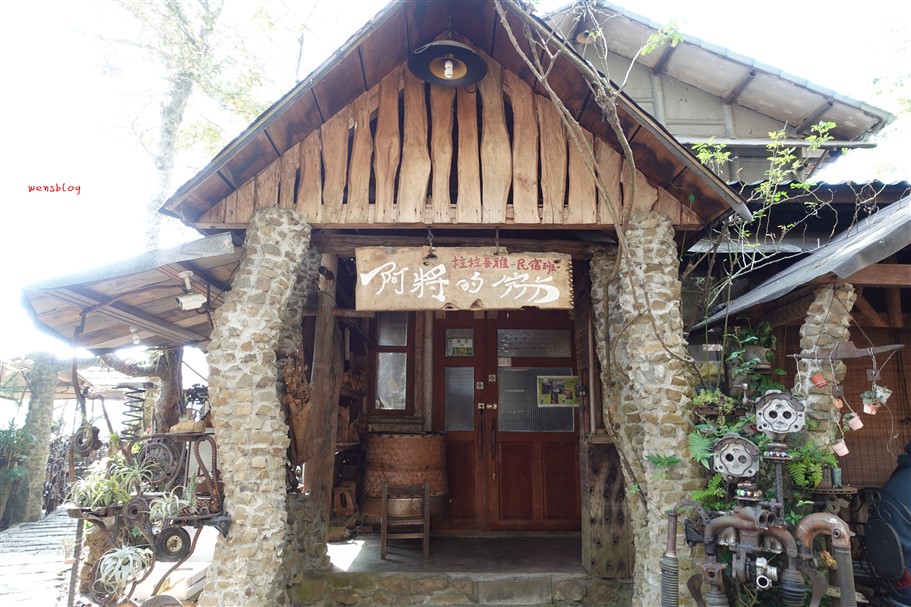 嘉義阿里山。阿將的家23咖啡館,藏在阿里山半山腰的小秘境,宛如來到宮崎駿動畫裡的石頭屋 @雯雯的玩樂地圖