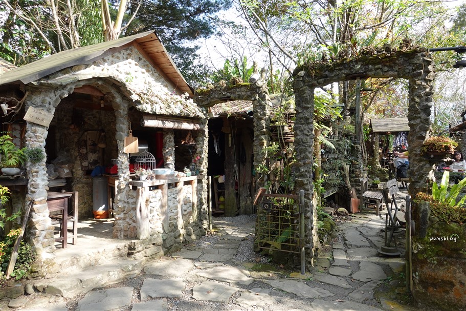 嘉義阿里山。阿將的家23咖啡館,藏在阿里山半山腰的小秘境,宛如來到宮崎駿動畫裡的石頭屋 @雯雯的玩樂地圖