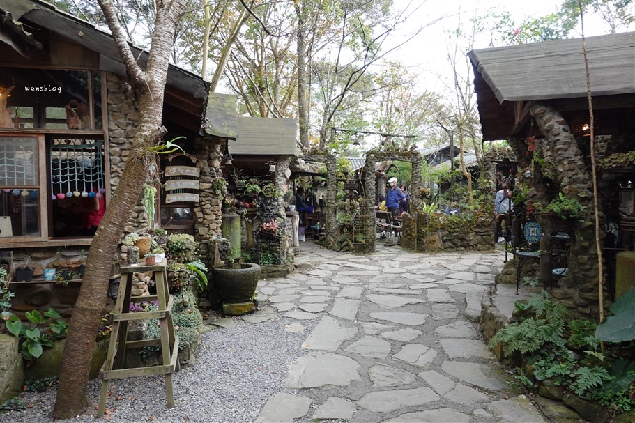 嘉義阿里山。阿將的家23咖啡館,藏在阿里山半山腰的小秘境,宛如來到宮崎駿動畫裡的石頭屋 @雯雯的玩樂地圖