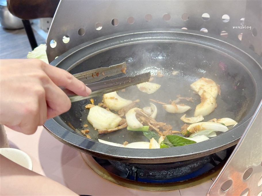 桃園八德。三好美平價火鍋，主打桌邊爆炒香噴噴的石頭火鍋，食材冰箱自取，想吃多少拿多少 @雯雯的玩樂地圖