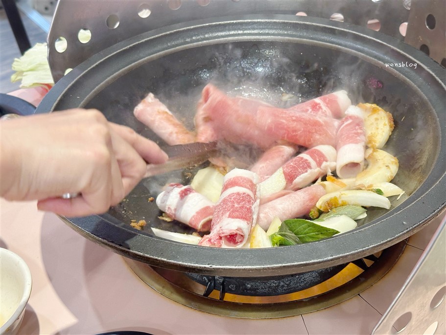 桃園八德。三好美平價火鍋，主打桌邊爆炒香噴噴的石頭火鍋，食材冰箱自取，想吃多少拿多少 @雯雯的玩樂地圖