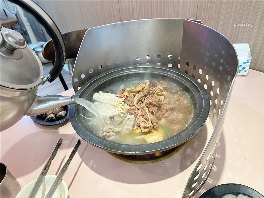 桃園八德。三好美平價火鍋，主打桌邊爆炒香噴噴的石頭火鍋，食材冰箱自取，想吃多少拿多少 @雯雯的玩樂地圖