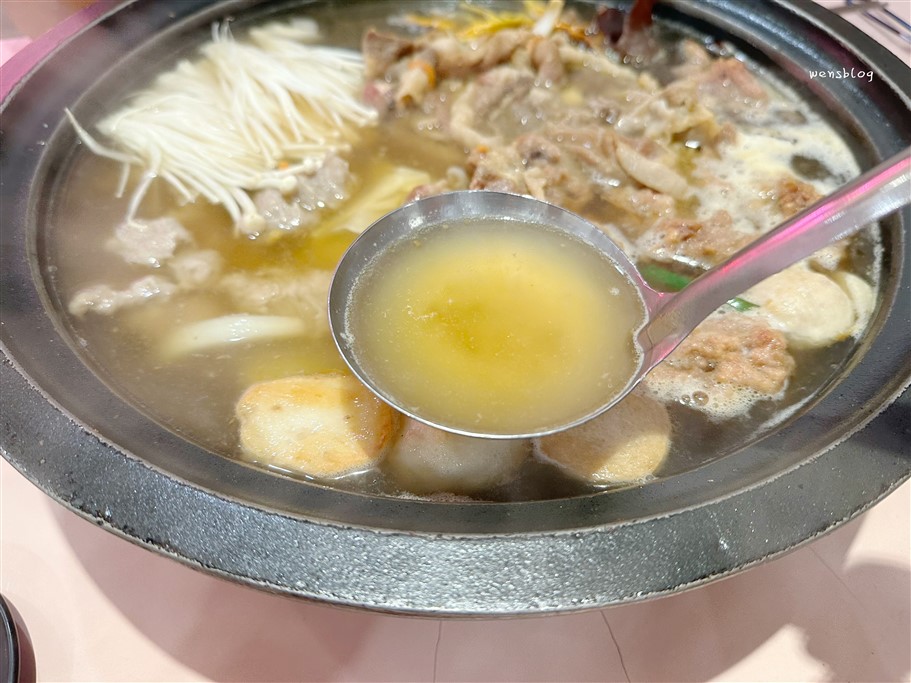 桃園八德。三好美平價火鍋，主打桌邊爆炒香噴噴的石頭火鍋，食材冰箱自取，想吃多少拿多少 @雯雯的玩樂地圖